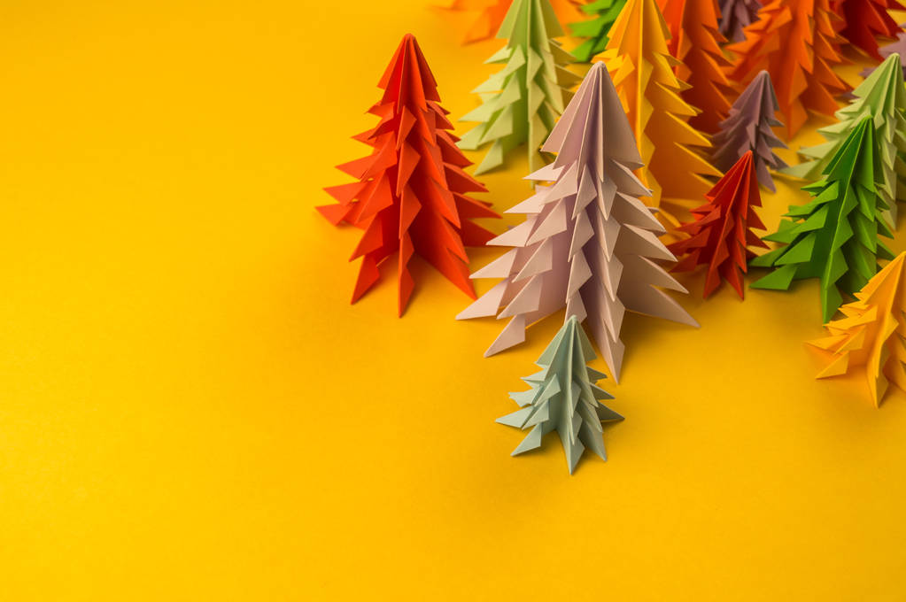 Árbol de Navidad de papel multicolor sobre fondo amarillo. Vacaciones de Navidad. Vacaciones infantiles
. - Foto, Imagen
