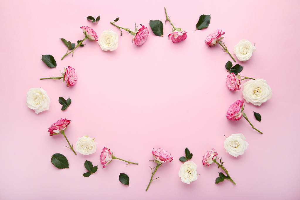 Квіти троянд з зеленим листям на рожевому фоні
 - Фото, зображення