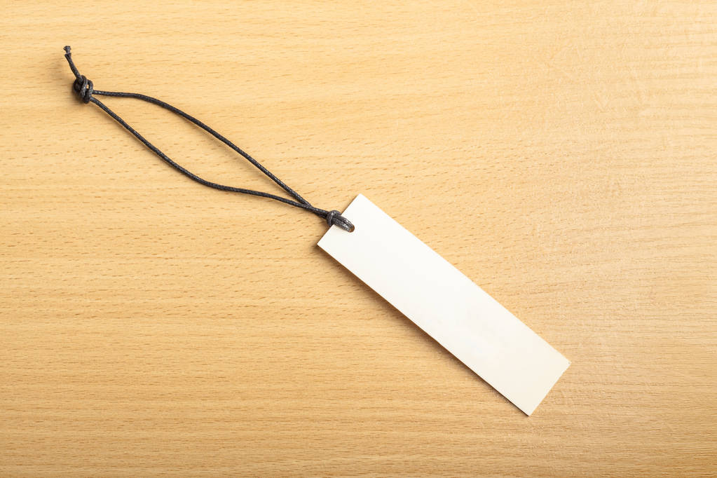 blank tag ze sznurkiem na drewnianym tle - Zdjęcie, obraz