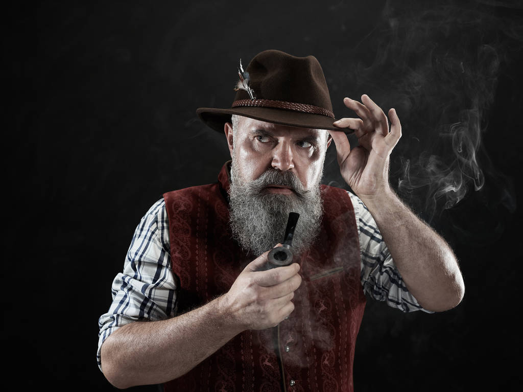 dramatický portrét starší kouření tabáku potrubí - Fotografie, Obrázek