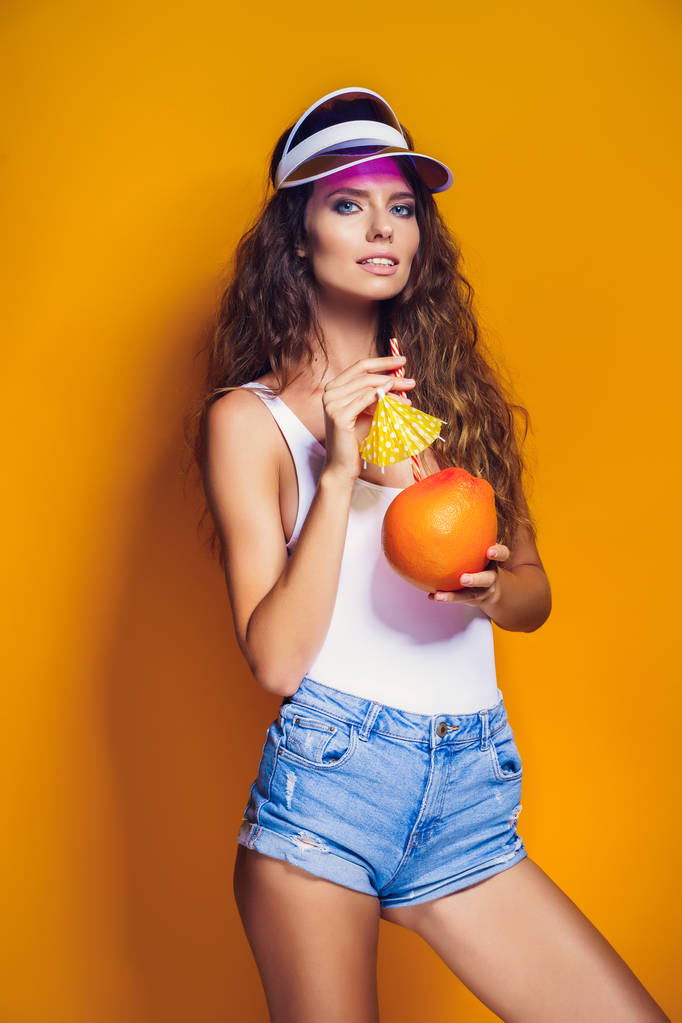 sinnliche Frau mit saftigen Früchten - Foto, Bild