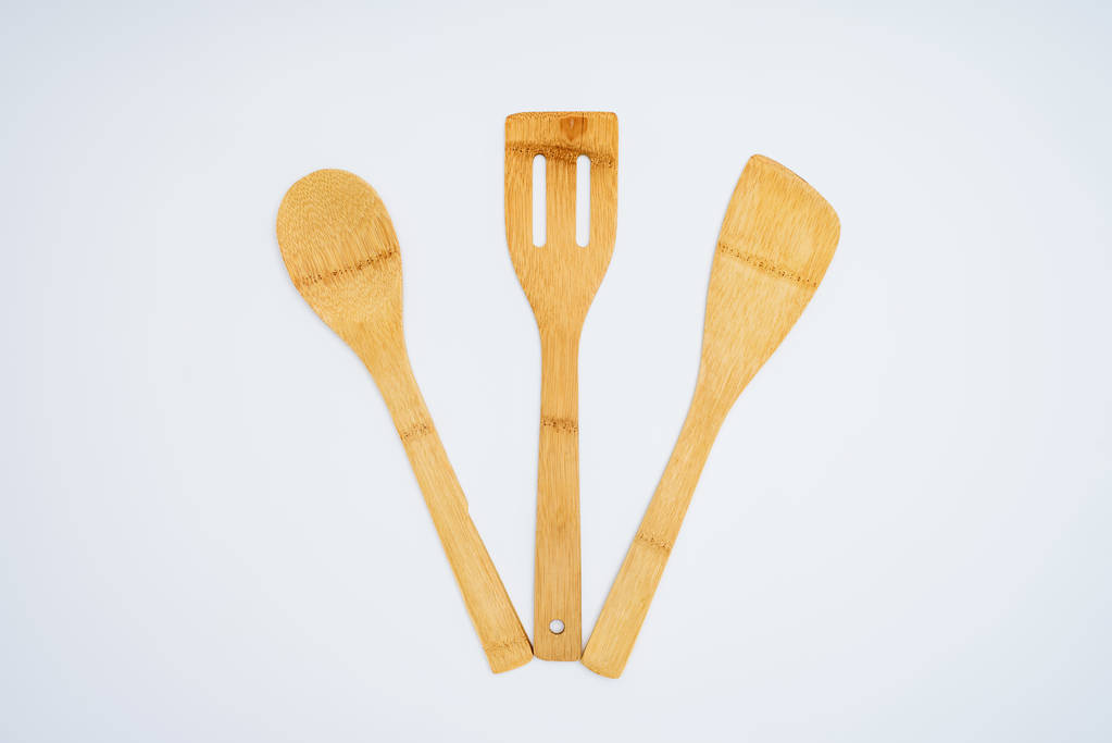 vista superior del conjunto de utensilios de cocina de madera aislados en gris
 - Foto, Imagen