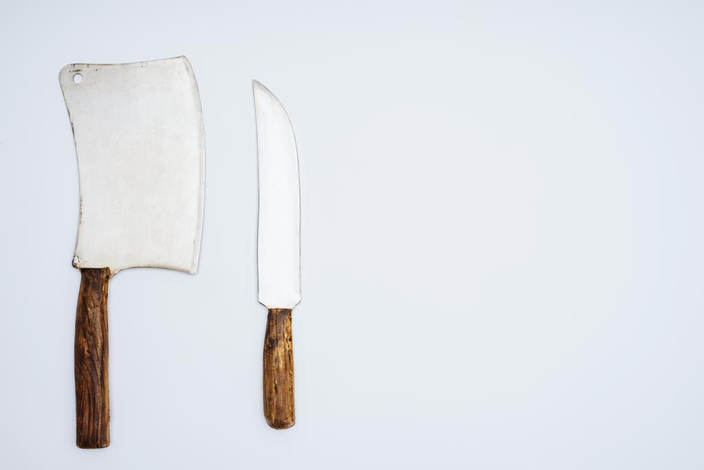 impostare vari coltelli da cucina con manici in legno isolati su grigio, vista dall'alto
 - Foto, immagini