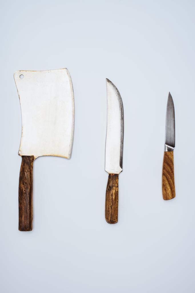vista superior del conjunto de varios cuchillos de cocina aislados en gris
 - Foto, imagen