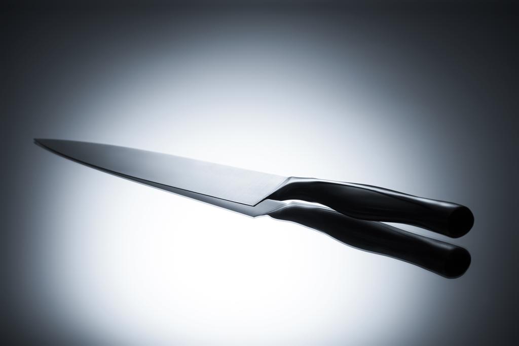γκρο πλαν θέα ενιαία κουζίνα μαχαίρι αντανακλάται σε γκρι - Φωτογραφία, εικόνα