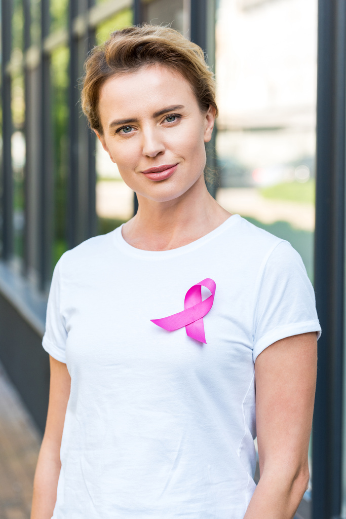 žena s růžovou stuhou, při pohledu na fotoaparát, prsu rakovina povědomí koncept     - Fotografie, Obrázek