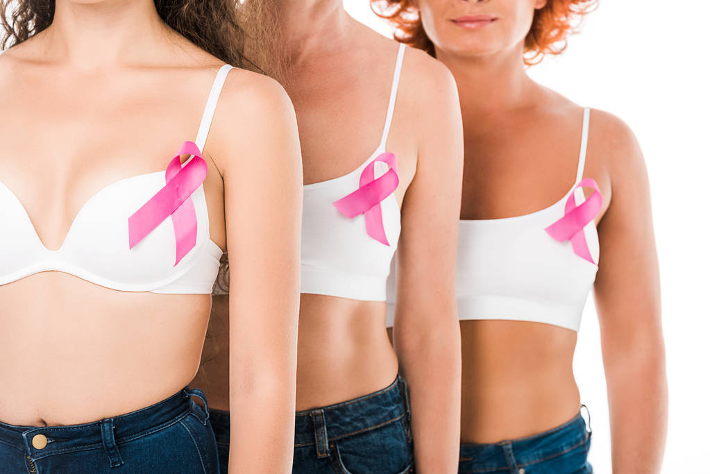 обрезанный снимок женщин в бюстгальтерах с лентами для информирования о раке молочной железы, изолированные на белом
  - Фото, изображение