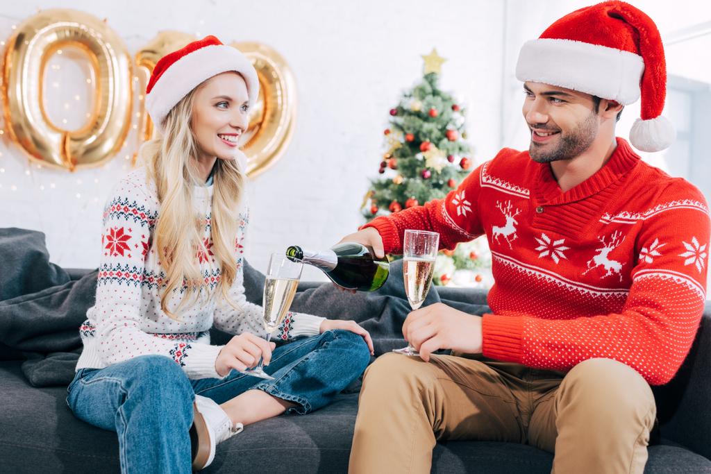 mosolygó ember szakadó pezsgő szemüveg és pár ünneplő karácsony otthon - Fotó, kép