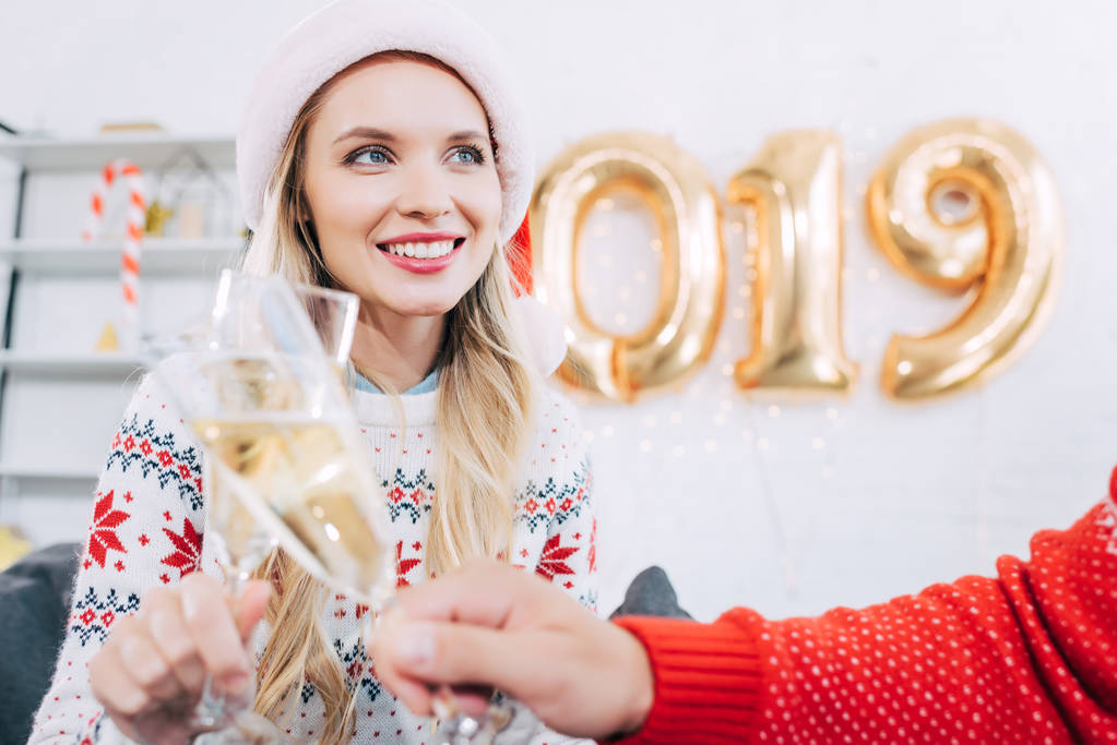 glückliches Paar stößt mit Sektgläsern an und feiert das neue Jahr 2019 - Foto, Bild