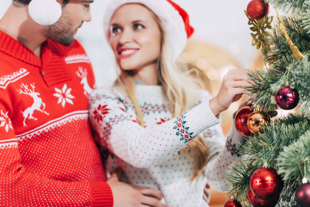 szelektív összpontosít, a fiatal pár együtt díszíti a karácsonyfát - Fotó, kép