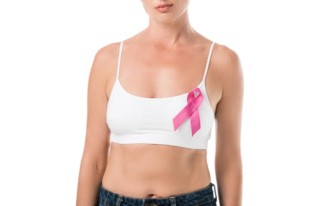 ritagliato colpo di donna in biancheria intima con nastro rosa in piedi isolato su bianco, concetto di consapevolezza del cancro al seno
   - Foto, immagini
