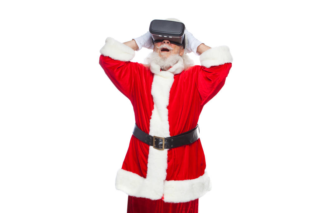 Vánoce. Santa Claus v černé virtuální realita brýle dělá gesta rukama. Překvapení, emoce. Nová technologie. Izolované na bílém pozadí. - Fotografie, Obrázek