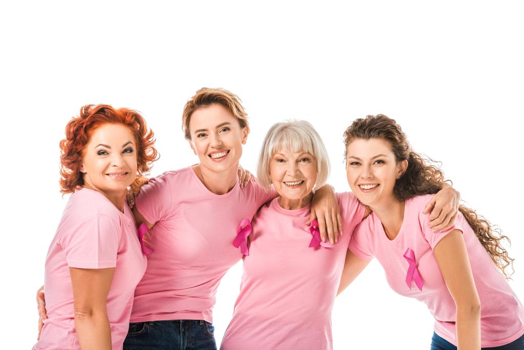 femmes gaies en t-shirts roses avec des rubans de sensibilisation au cancer du sein souriant à la caméra isolée sur blanc
 - Photo, image