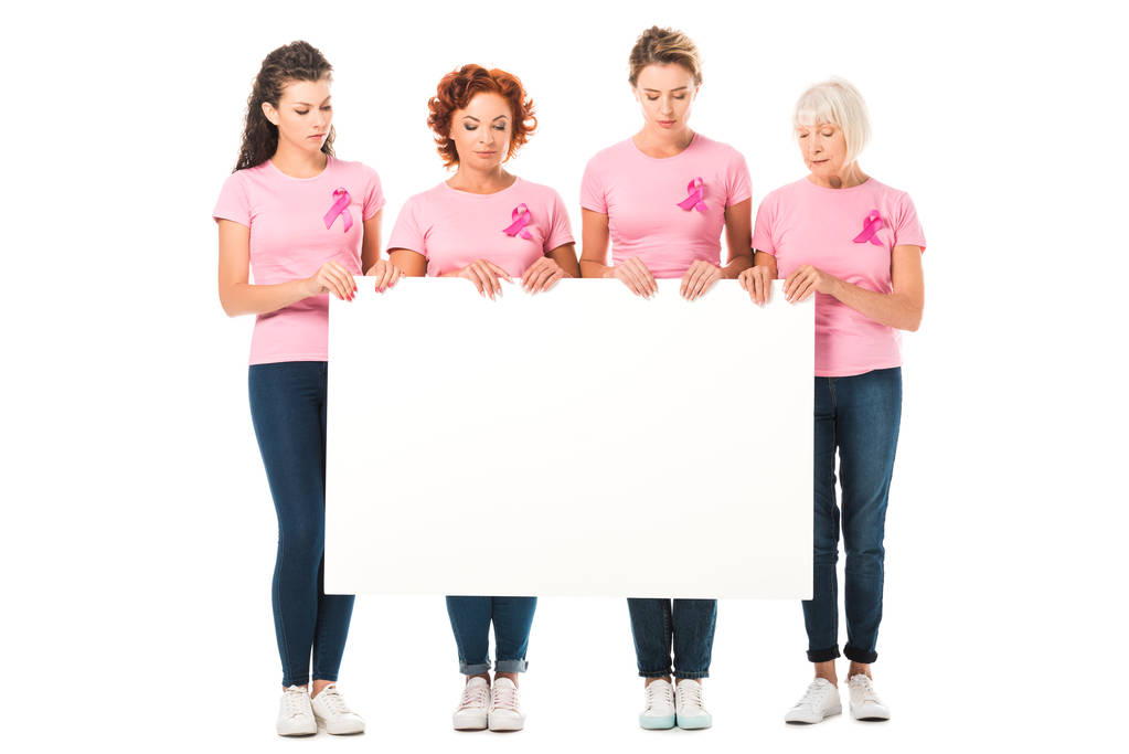женщины в розовых футболках с лентами для информирования о раке молочной железы с пустым баннером, изолированным на белом
 - Фото, изображение