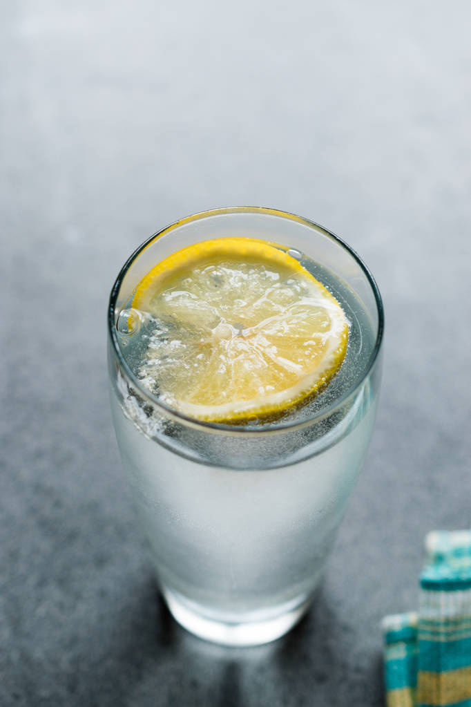 Черчилль напиток минеральная вода сода с солью и лимоном / коридор. Органический напиток
 - Фото, изображение