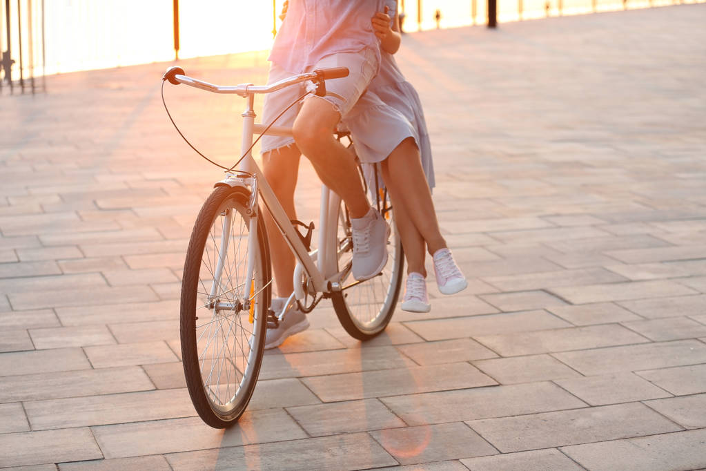 Молода пара катається на велосипеді на відкритому повітрі в літній день, крупним планом
 - Фото, зображення