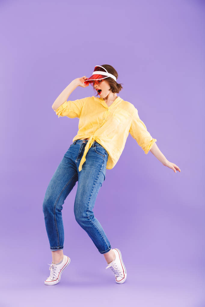 Фото удивительной возбужденной женщины, танцующей изолированно на фиолетовом фоне
. - Фото, изображение