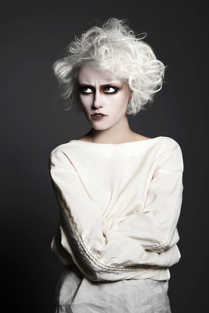 Nuori nainen pelottava pelle meikki halloween.blondi tyttö valkoinen iho psyko henkilö halloweem naamiaiset
 - Valokuva, kuva