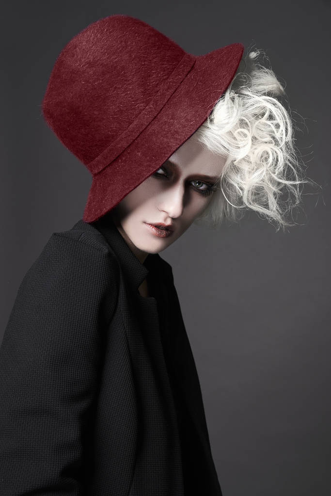 赤 hat.white の肌や髪の妖精の女の子のハロウィーン メイクアップ女性のファッション クローズ アップ肖像画 - 写真・画像
