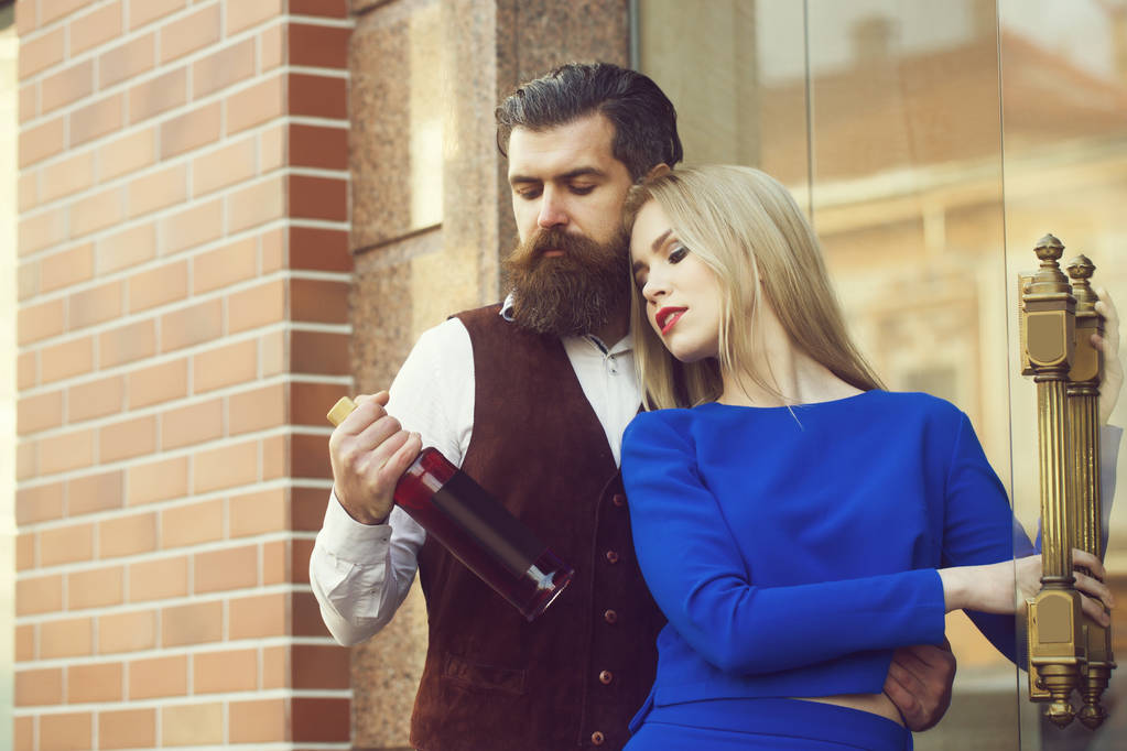 Casal apaixonado olhando para garrafa de vinho
 - Foto, Imagem