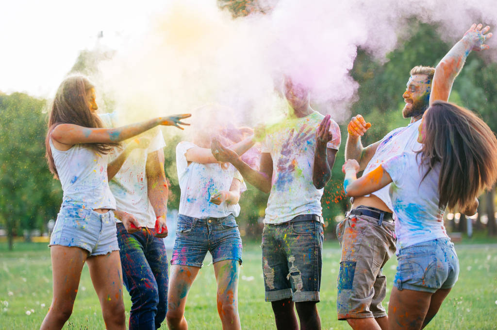 Groupe d'adolescents jouant avec les couleurs au festival holi, dans un parc
 - Photo, image