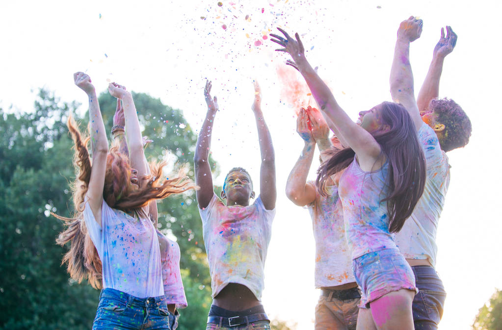 Grupo de adolescentes jugando con colores en el festival holi, en un parque
 - Foto, imagen