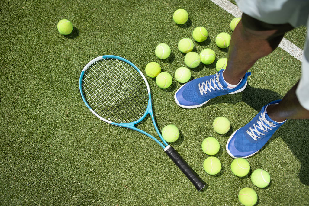 Člověk používá tenisové vybavení - Fotografie, Obrázek