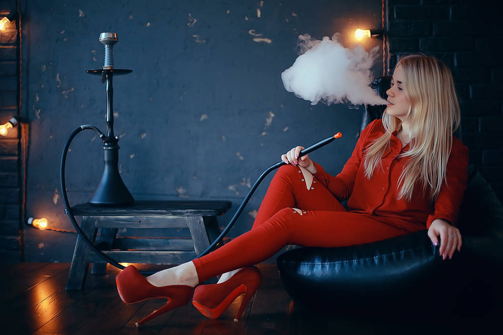 atraktivní mladá blond žena v červených šatech kouření vodní dýmky - Fotografie, Obrázek
