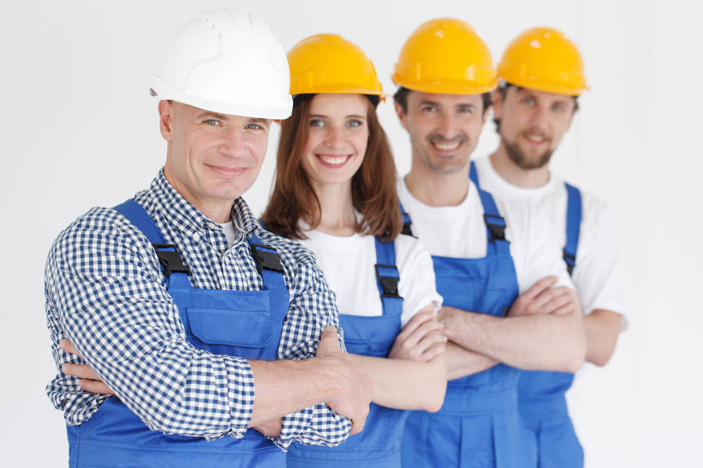 Ryhmä muotokuva rakennusalan työntekijöiden seisoo peräkkäin ja hymyilee - Valokuva, kuva