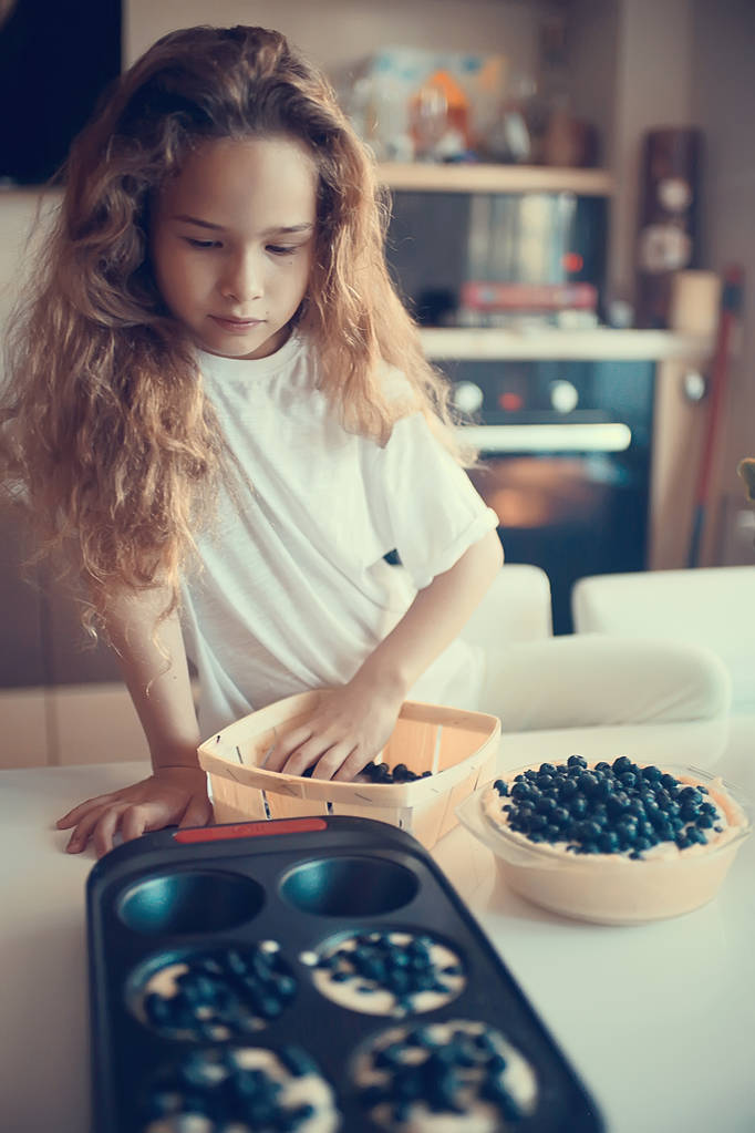 bonito menina assar torta de mirtilo na cozinha
 - Foto, Imagem