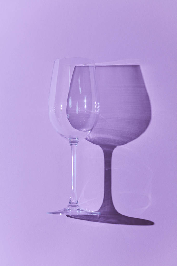 Wineglass απομονώνονται σε μοβ φόντο με αντανάκλαση της σκιάς. Επίπεδη θέσει - Φωτογραφία, εικόνα