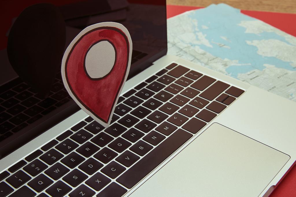 GPS signo de ubicación en el ordenador portátil, mapa en la mesa
 - Foto, Imagen