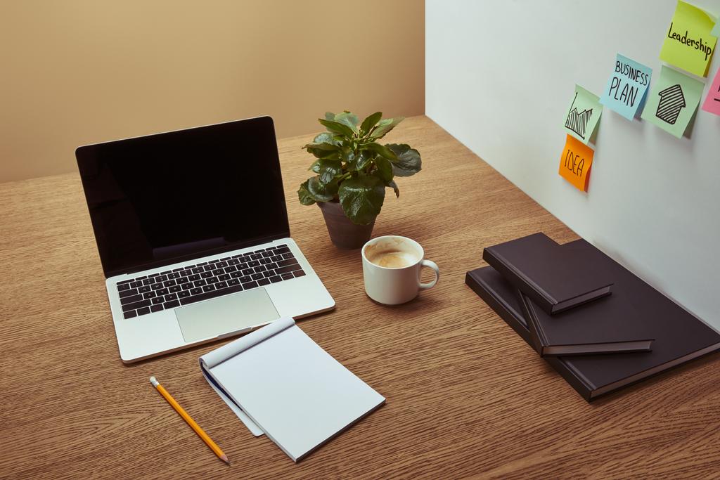 magas szög Kilátás laptop, jegyzetfüzet és ceruza fa asztali, fali matrica - Fotó, kép
