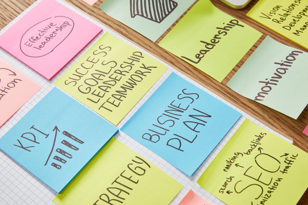 adesivi carta con parole lavoro di squadra, business plan e seo su tavolo
 - Foto, immagini