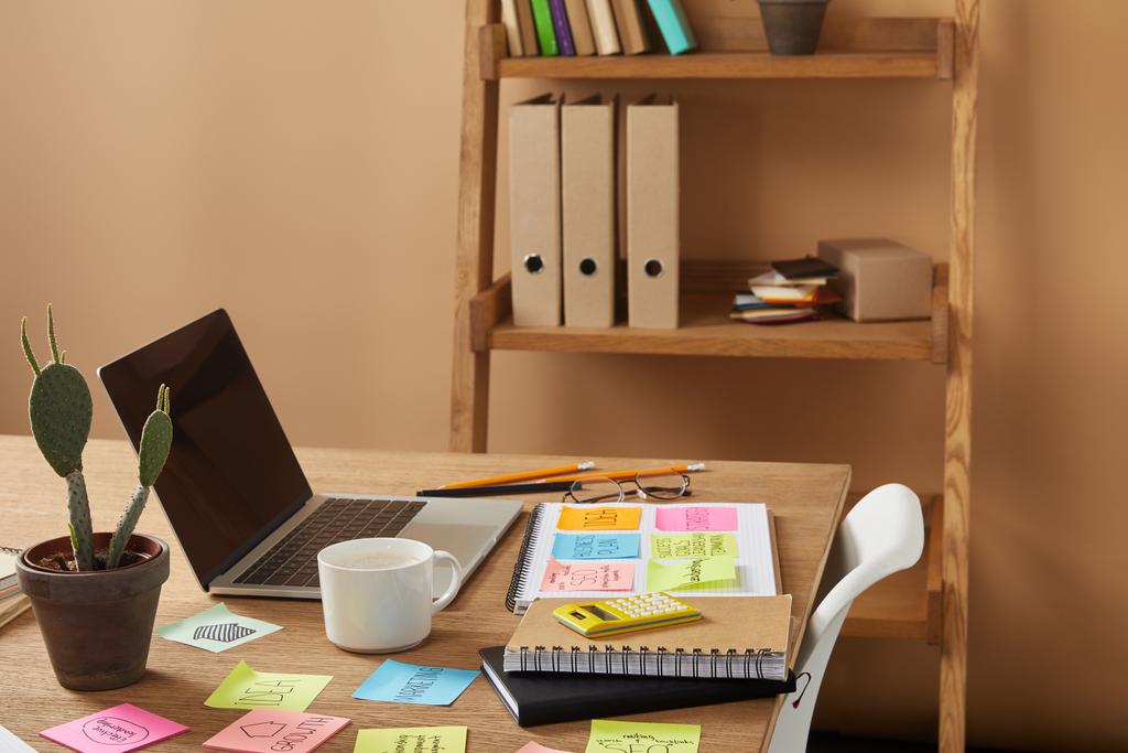 pegatinas de papel con estrategia de negocio, cactus y portátil en la mesa
 - Foto, Imagen