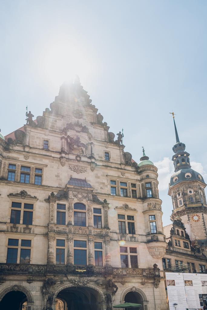 Dresden, Duitsland - 24 juli 2018: lage hoekmening van prachtige oude architectuur in Dresden, Duitsland  - Foto, afbeelding