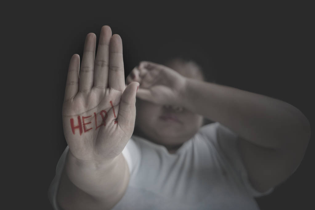 Immagine di una donna obesa infelice che mostra la parola d'aiuto sul palmo della mano. Girato su sfondo nero
 - Foto, immagini