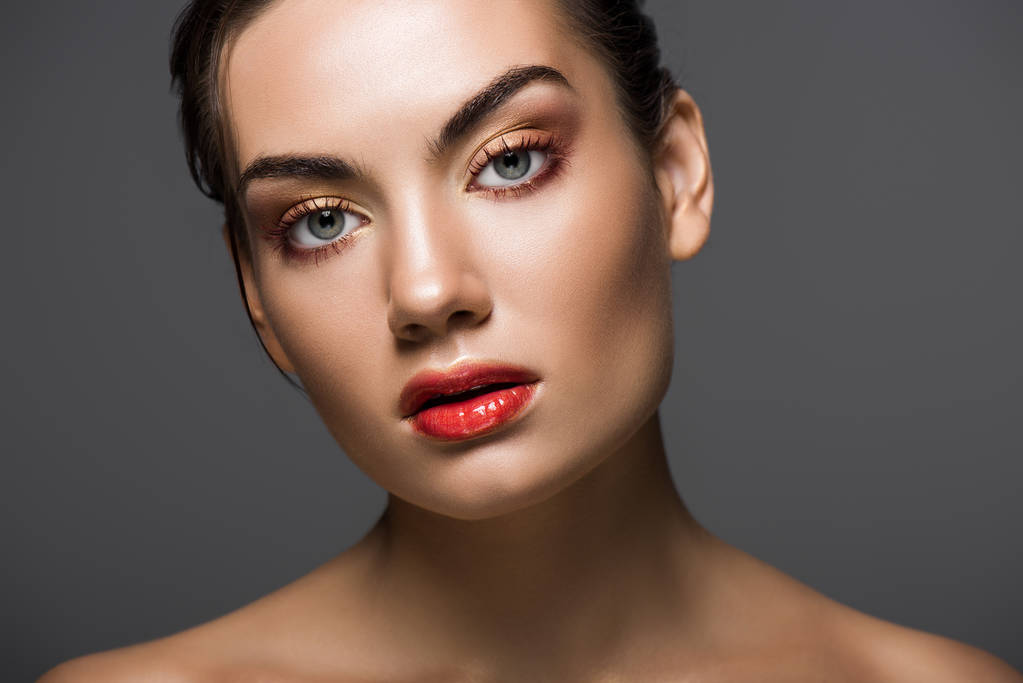 krásný elegantní model s make-upem, izolované Grey - Fotografie, Obrázek