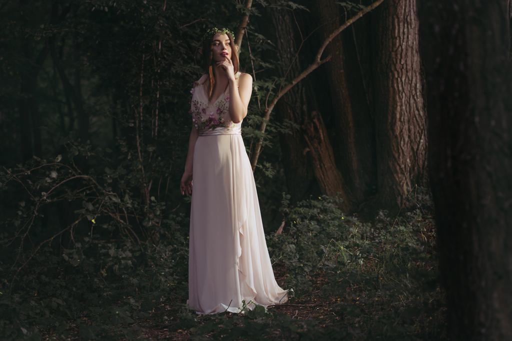 κομψό mystic ξωτικό σε λευκό φόρεμα με λουλούδια στο δάσος - Φωτογραφία, εικόνα