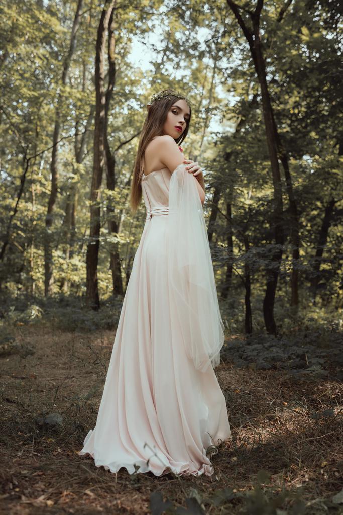 houkutteleva mystinen tonttu poseeraa tyylikäs mekko metsässä
 - Valokuva, kuva