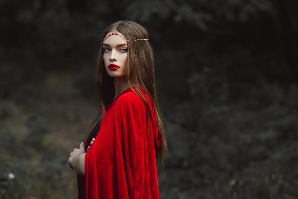 krásná dívka v červený plášť a elegantní věnec v lese - Fotografie, Obrázek