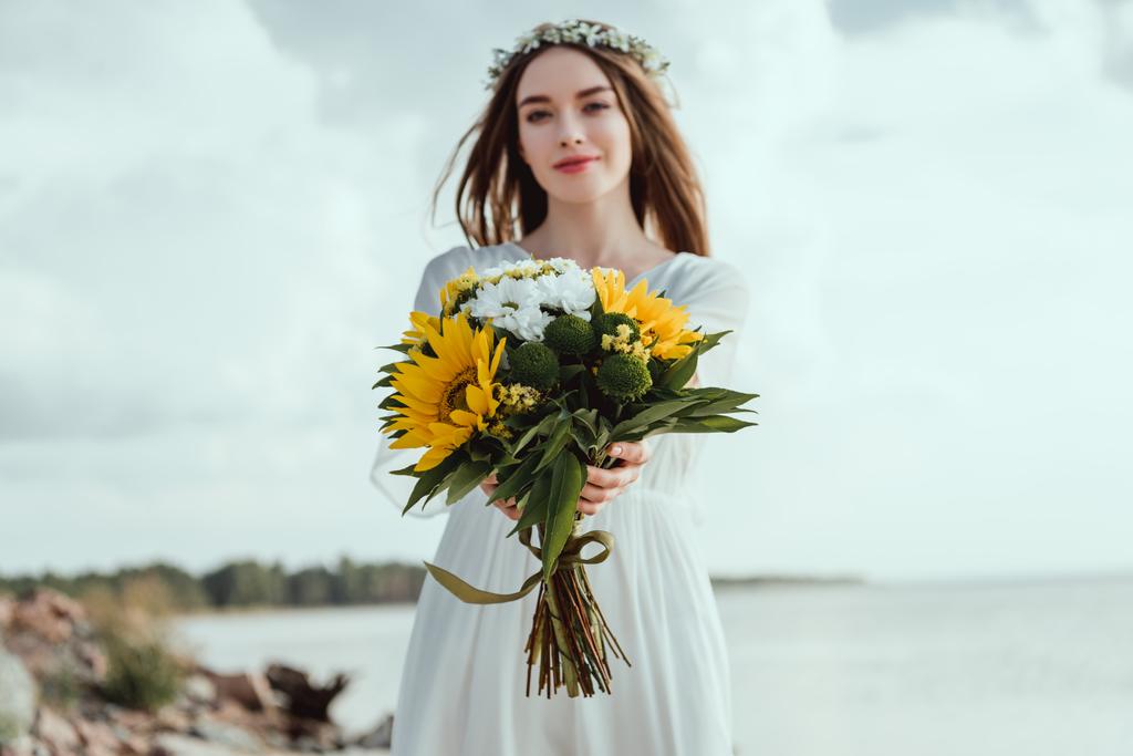 mooi elegant meisje houden boeket met gele zonnebloemen  - Foto, afbeelding