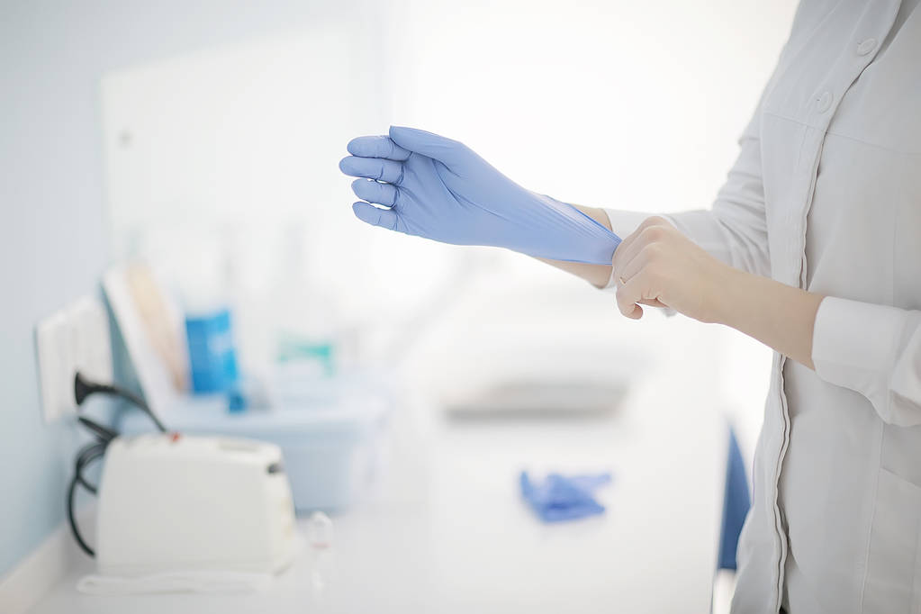 dokter zetten rubberen handschoenen, concept van zuiverheid, steriliteit, polikliniek, laboratorium - Foto, afbeelding