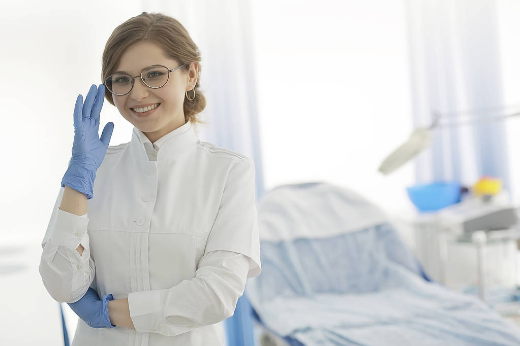 jonge vrouwelijke arts in de medische uniform op het werk, concept van de moderne geneeskunde - Foto, afbeelding