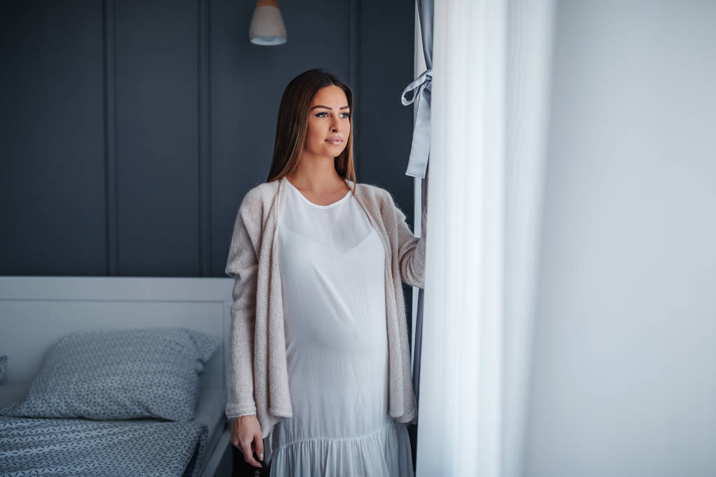 πορτρέτο του όμορφη έγκυος γυναίκα στο σπίτι. - Φωτογραφία, εικόνα