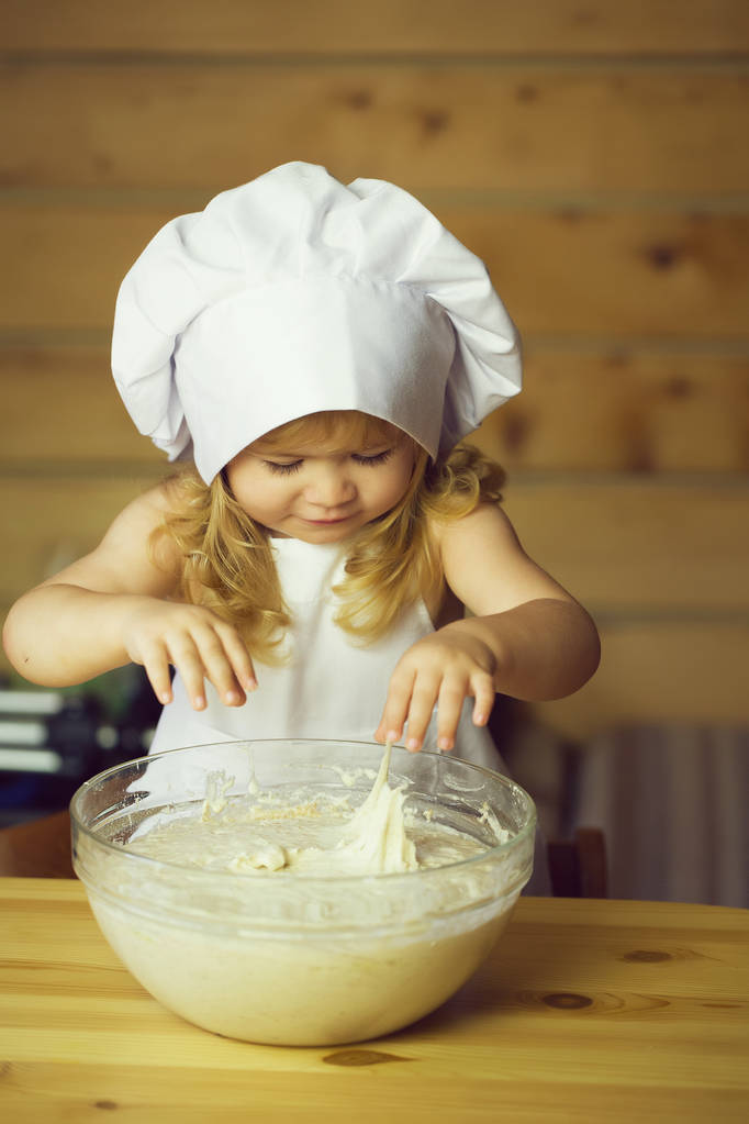 niño feliz niño cocinero amasando masa - Foto, Imagen