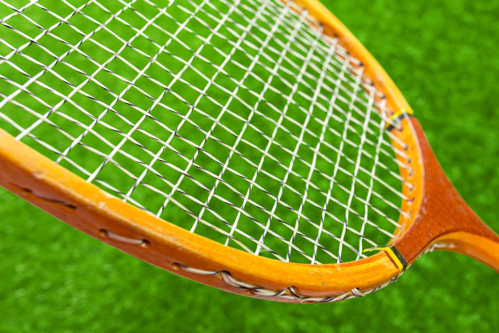 Dřevěná badminton raketa na zelené trávě - Fotografie, Obrázek