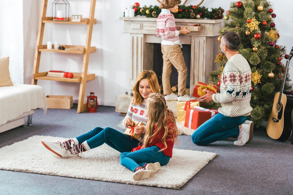 mladá rodina tráví čas spolu na Vánoce - Fotografie, Obrázek
