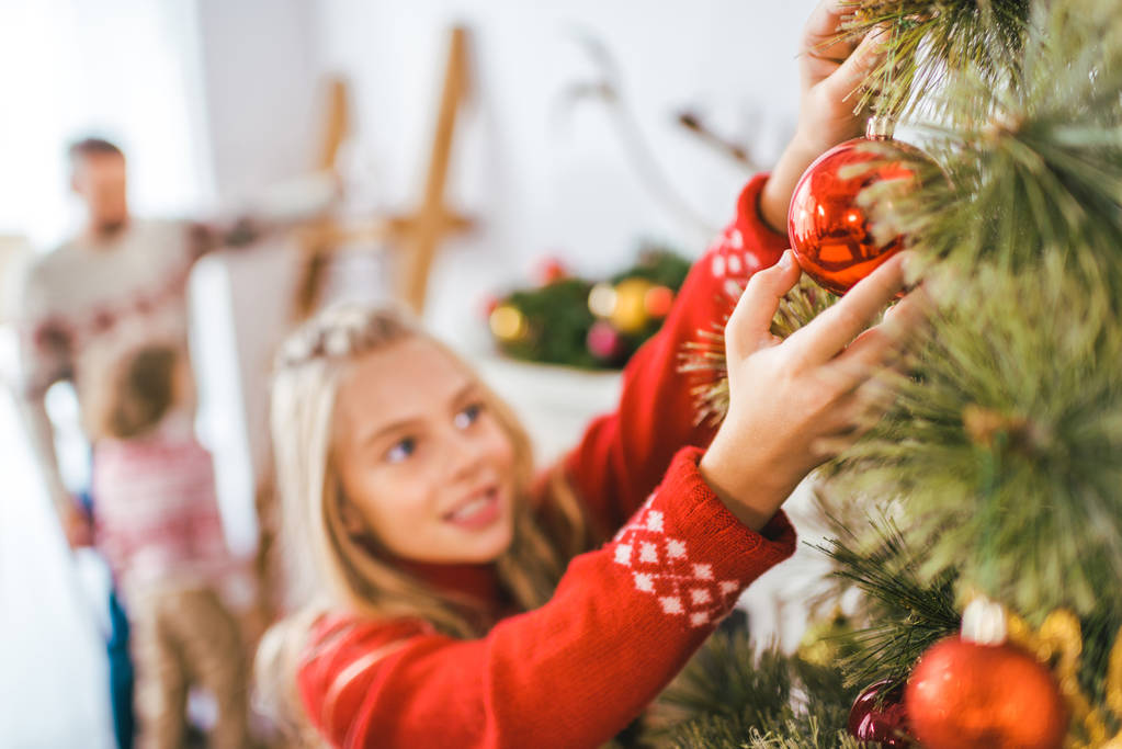primo piano colpo di adorabile bambino decorare albero di Natale
 - Foto, immagini