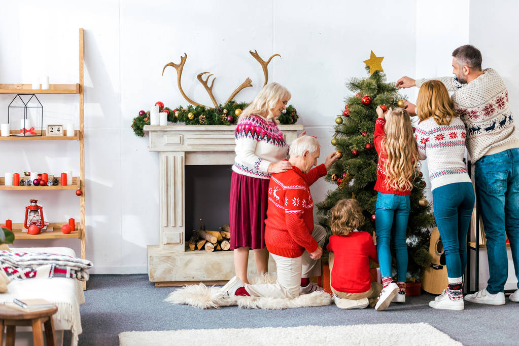 nagy család, karácsonyfa díszítés, együtt otthon - Fotó, kép
